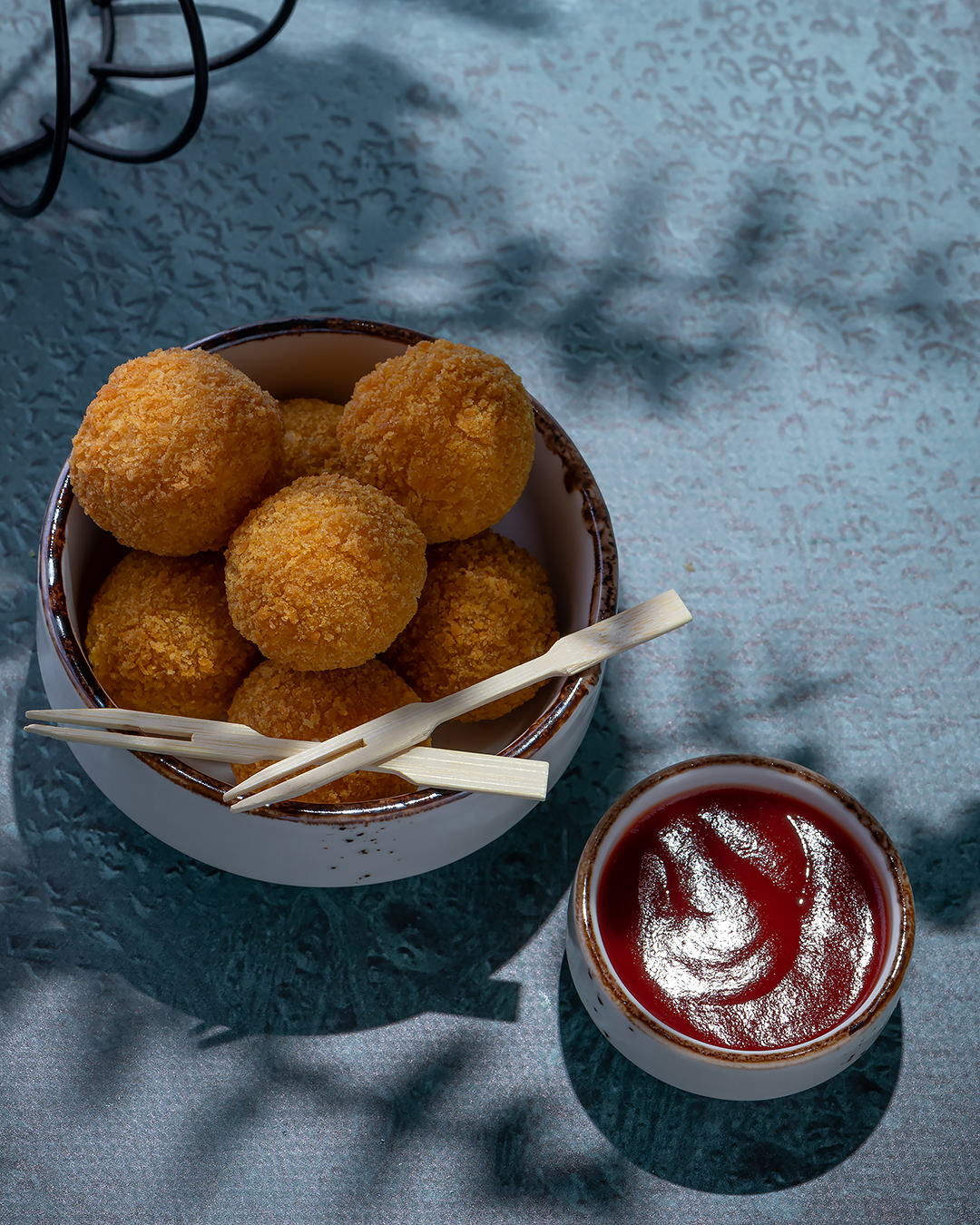 Сырные шарики с соусом на выбор