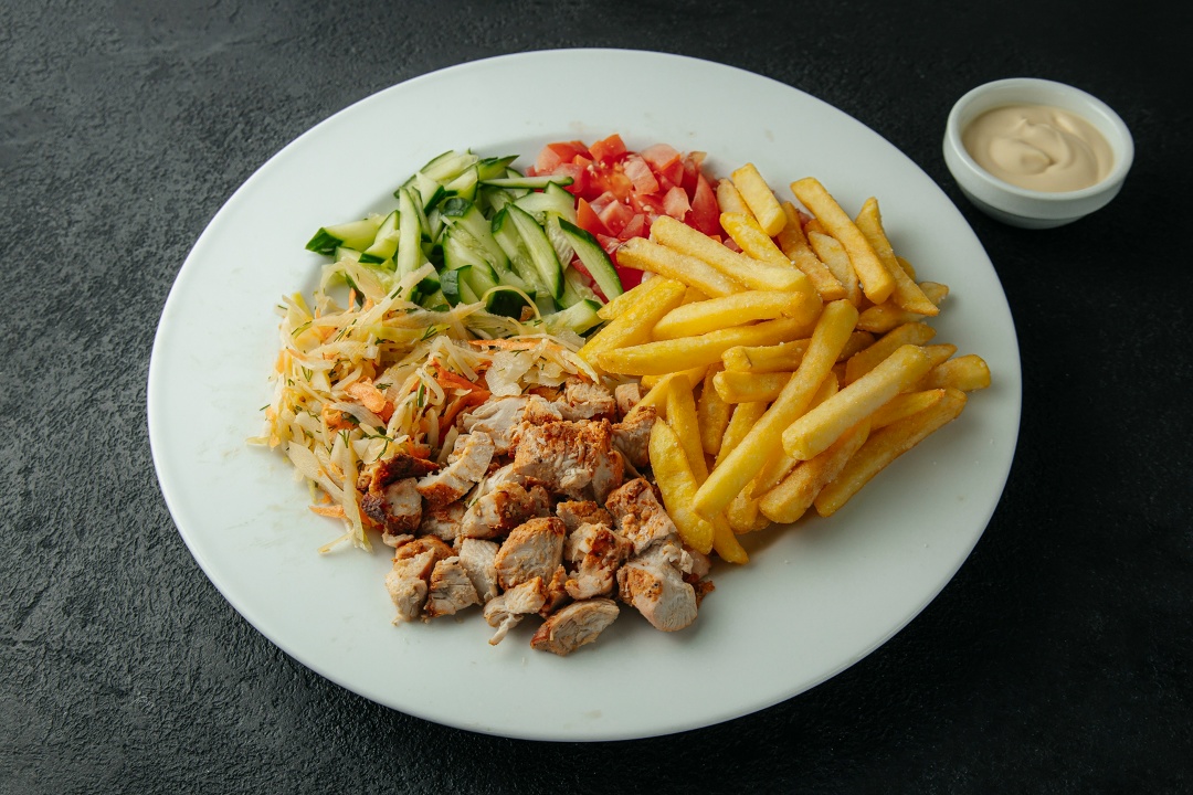 Шаверма на тарелке с курицей