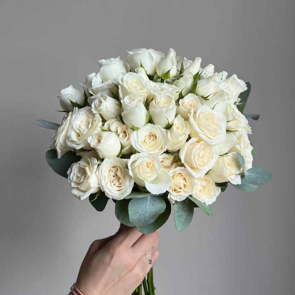 Букет невесты из белых кустовых роз с эвкалиптом (предзаказ)
