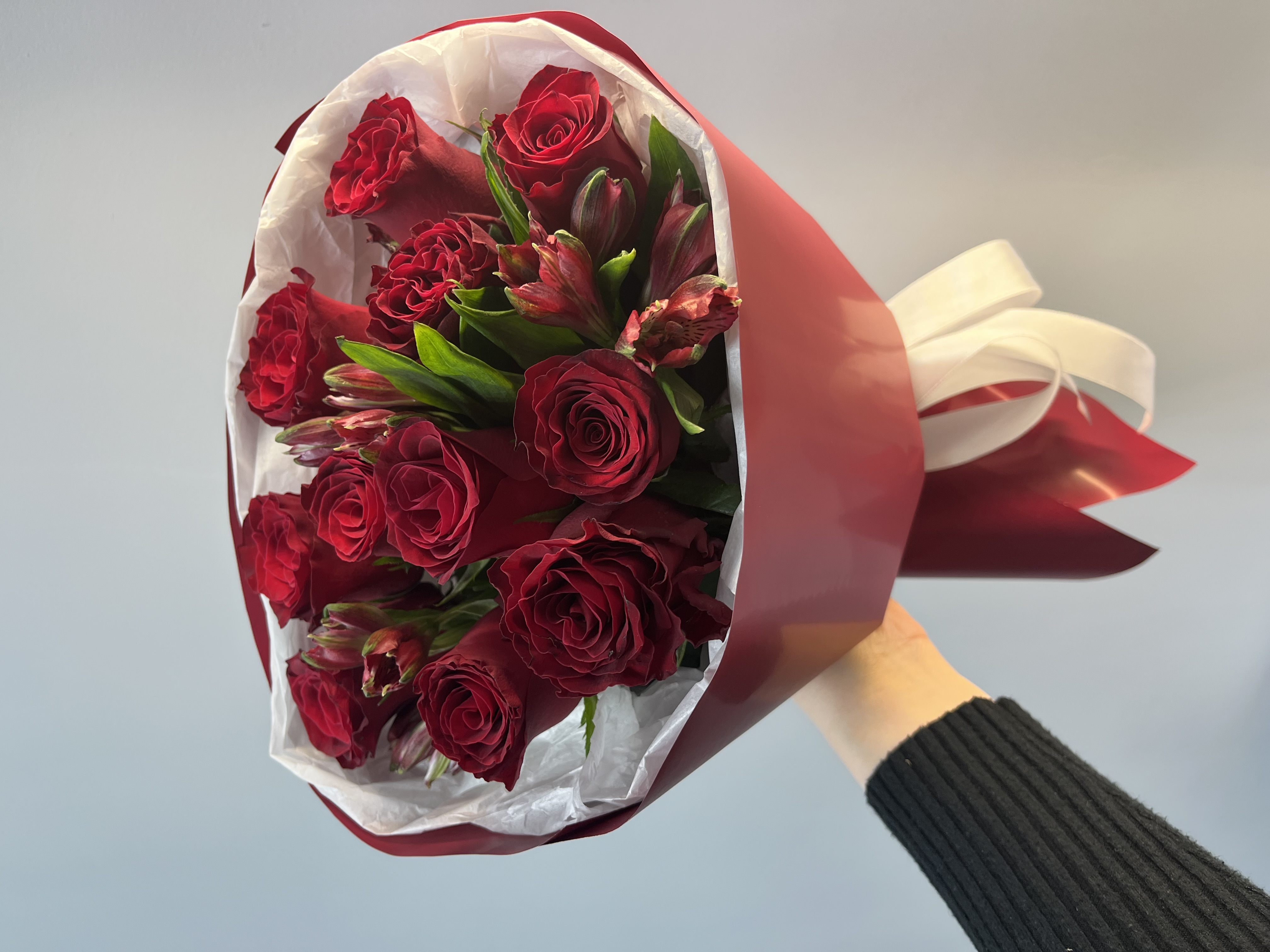 11 роз с альстрамерией в вишневой упаковке