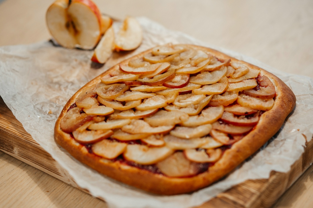 Пирог с яблоком и брусникой