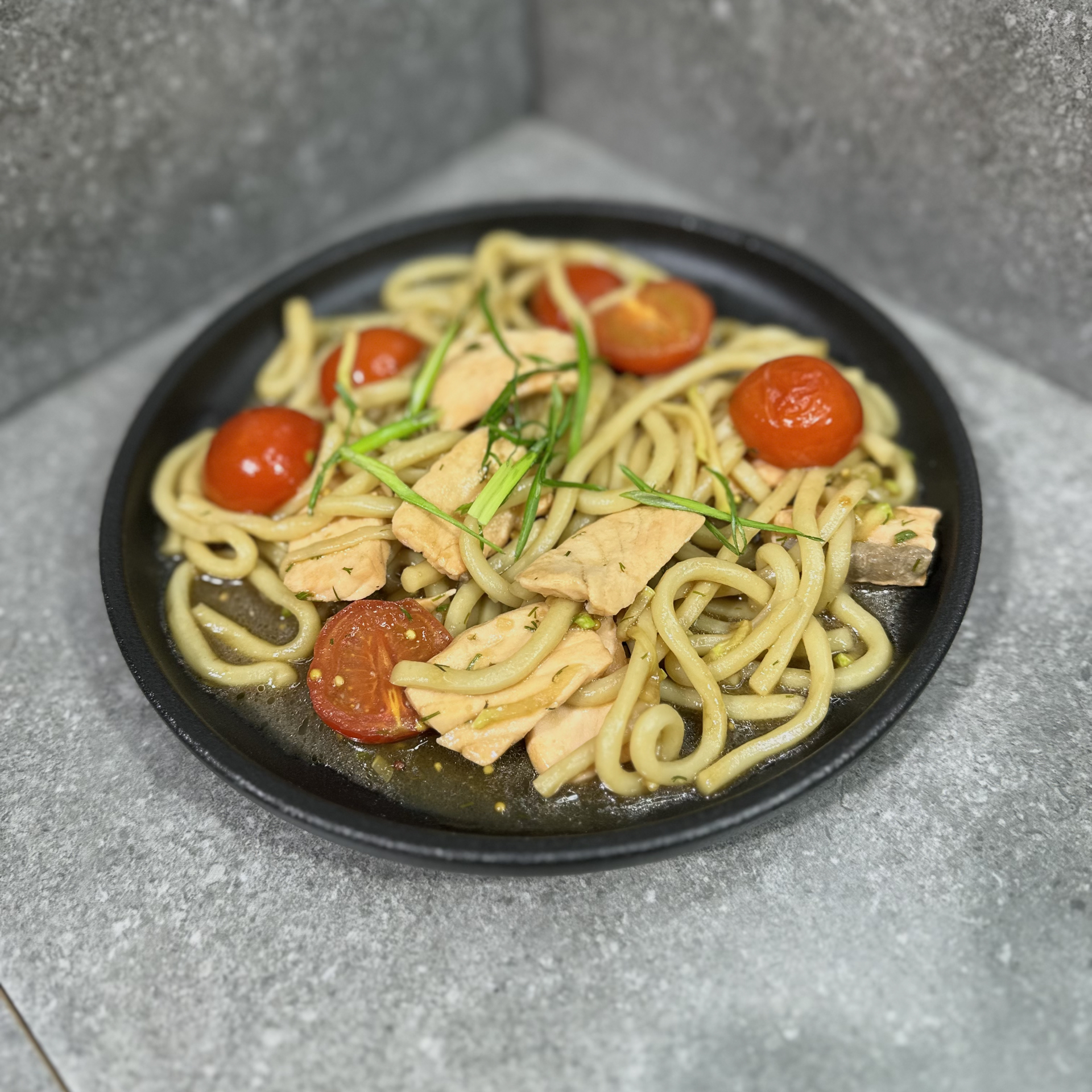 Лапша с лососем в устричном соусе