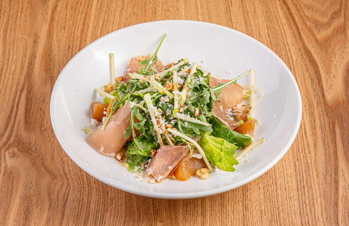 Салат с грушей, рикоттой, прошутто