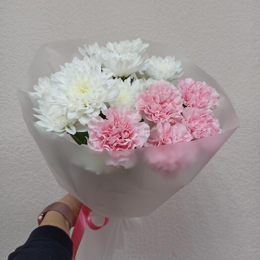 Букет из диантусов и хризантем