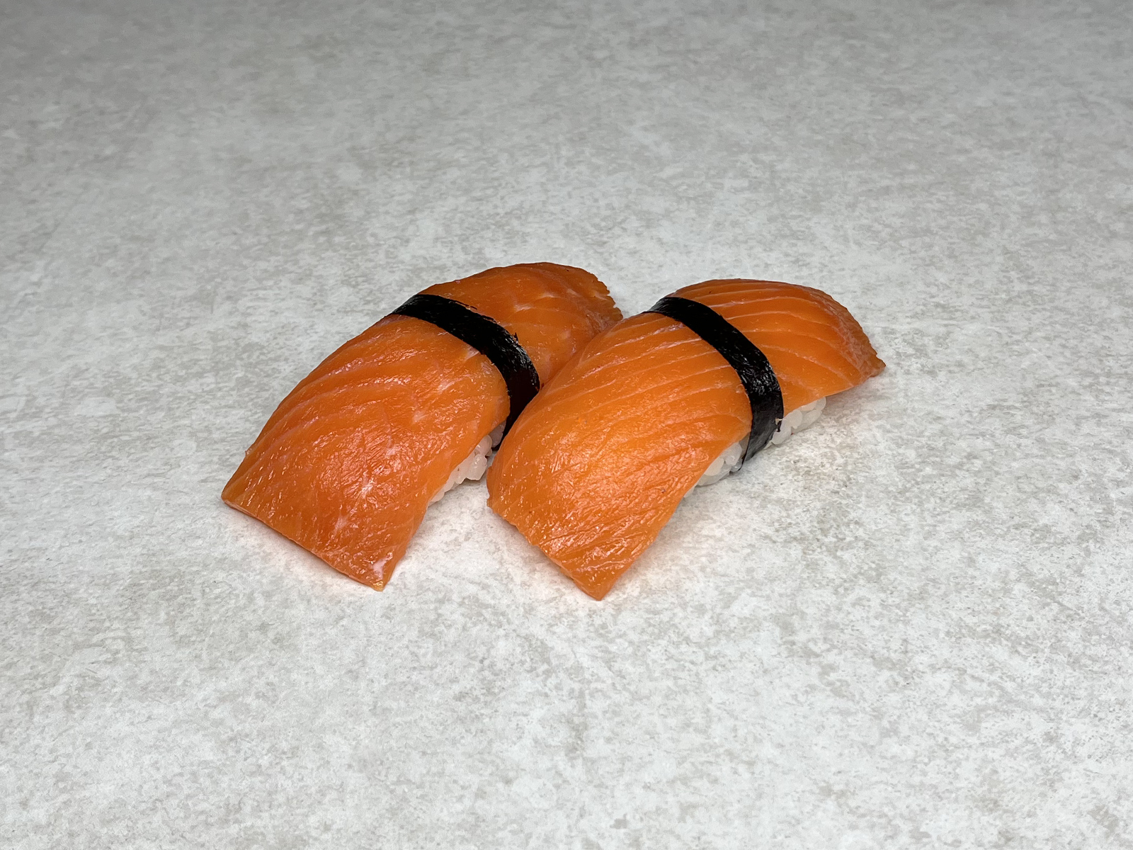 Суши с лососем