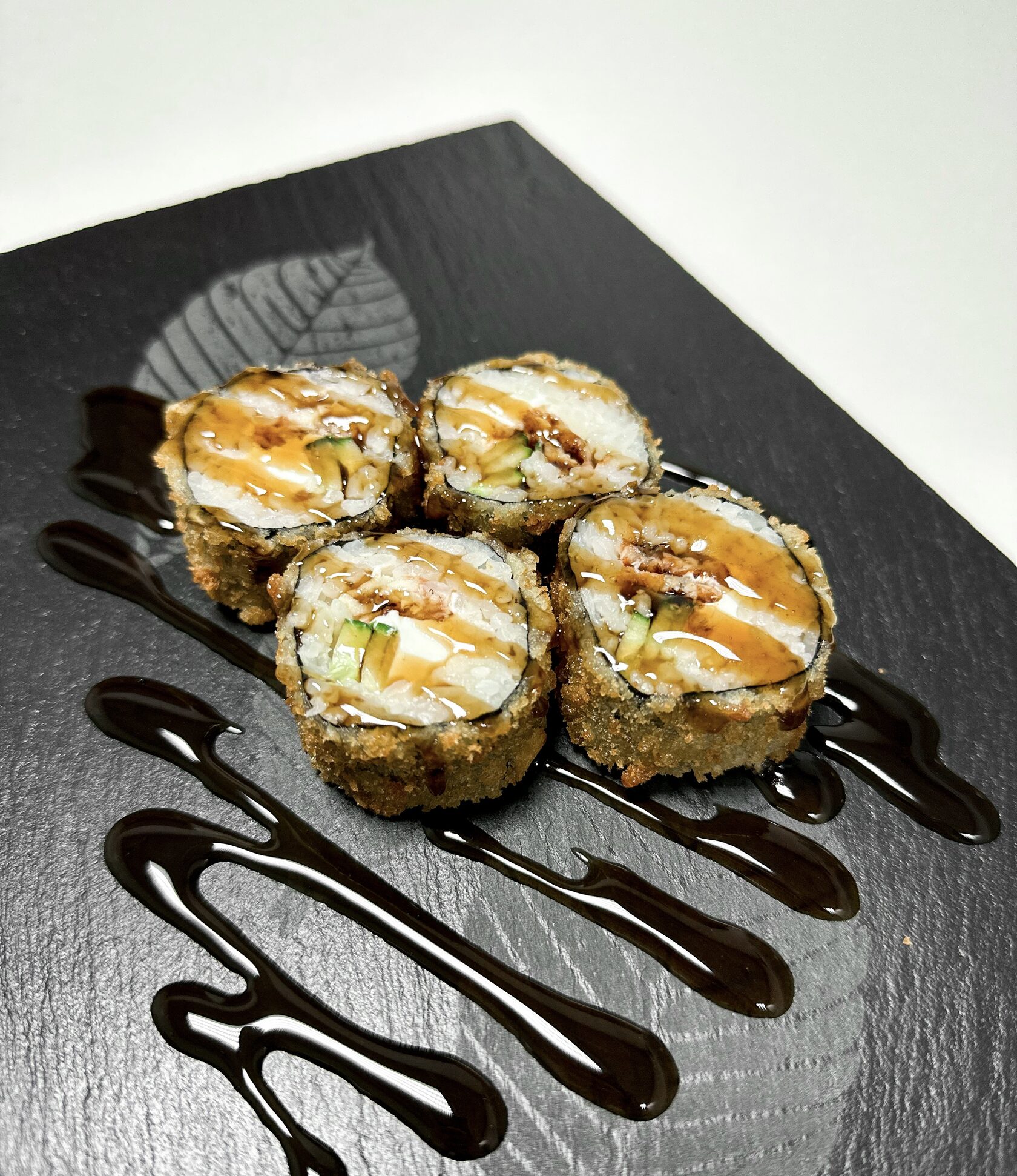 Теплый ролл с угрем