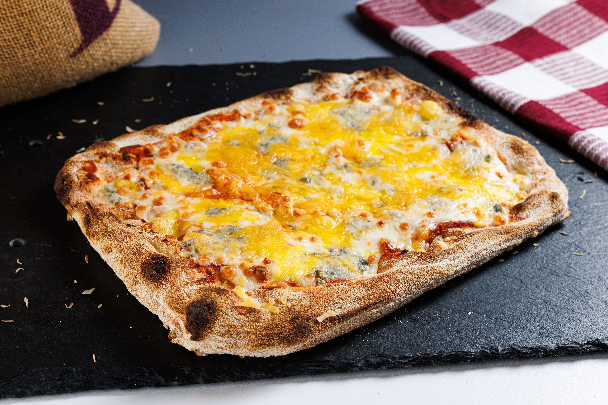 Римская пицца 4 сыра