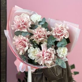 Нежнее нежного» розы с диантусами и эвкалиптом