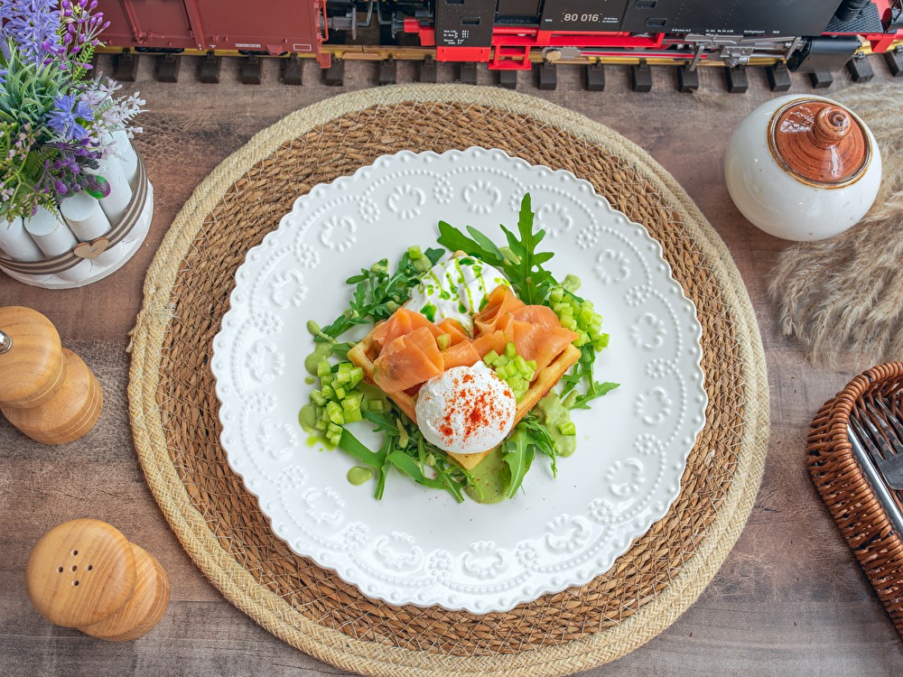 Вафля с лосем и яйцом пашот