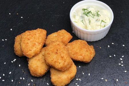 Наггетсы куриные с чесночным соусом