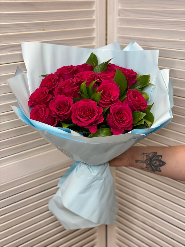 Букет из 15 розовых роз с рускусом в корейской пленке