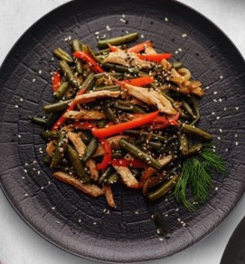Теплый салат с курицей и фасолью