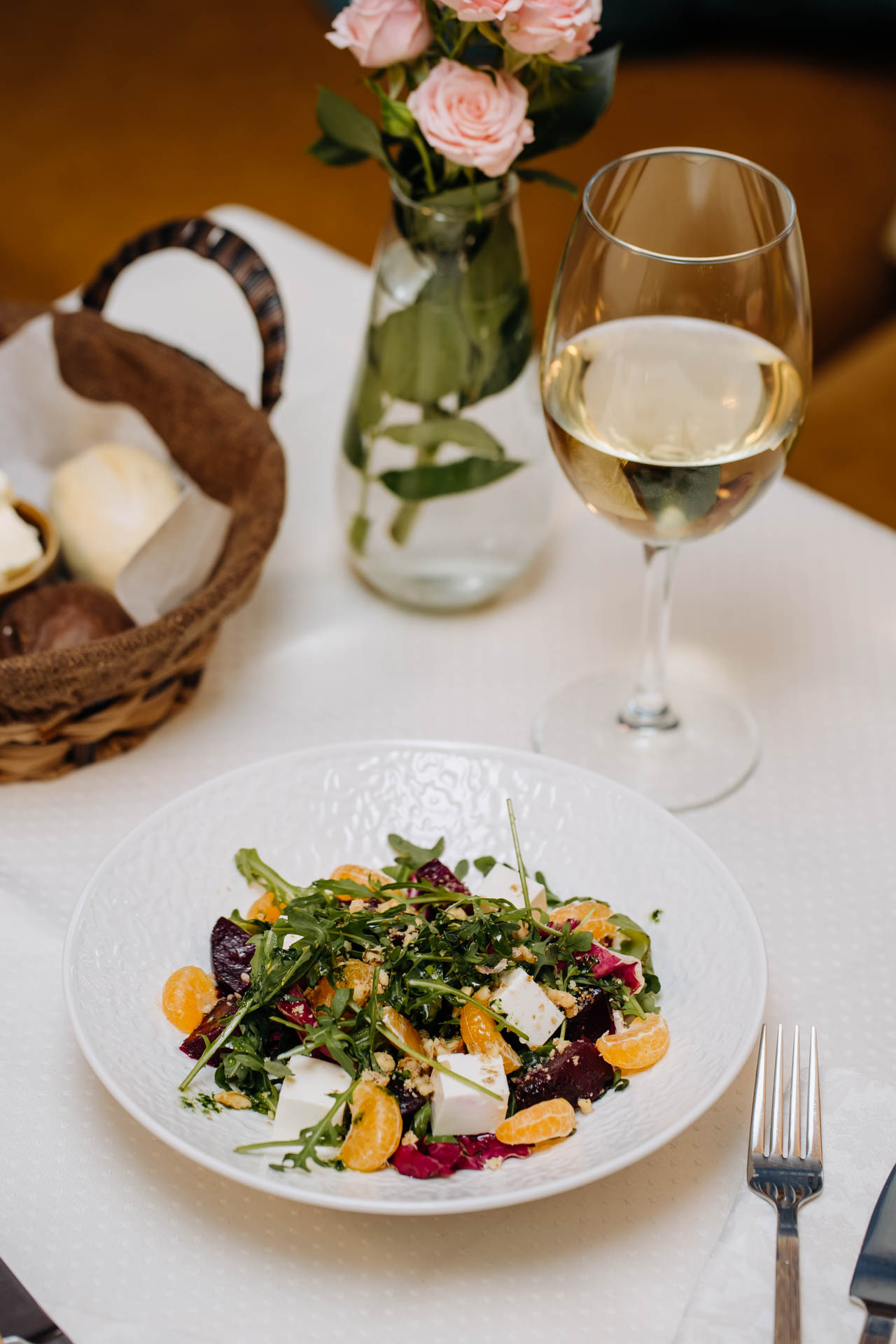 Салат с запеченной свеклой, рукколой и мандаринами