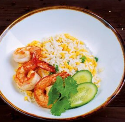 Жареный рис с яйцом и креветкой