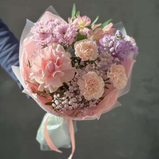 Нежный пышный букет с французской розой, маттиолой и альстромерией