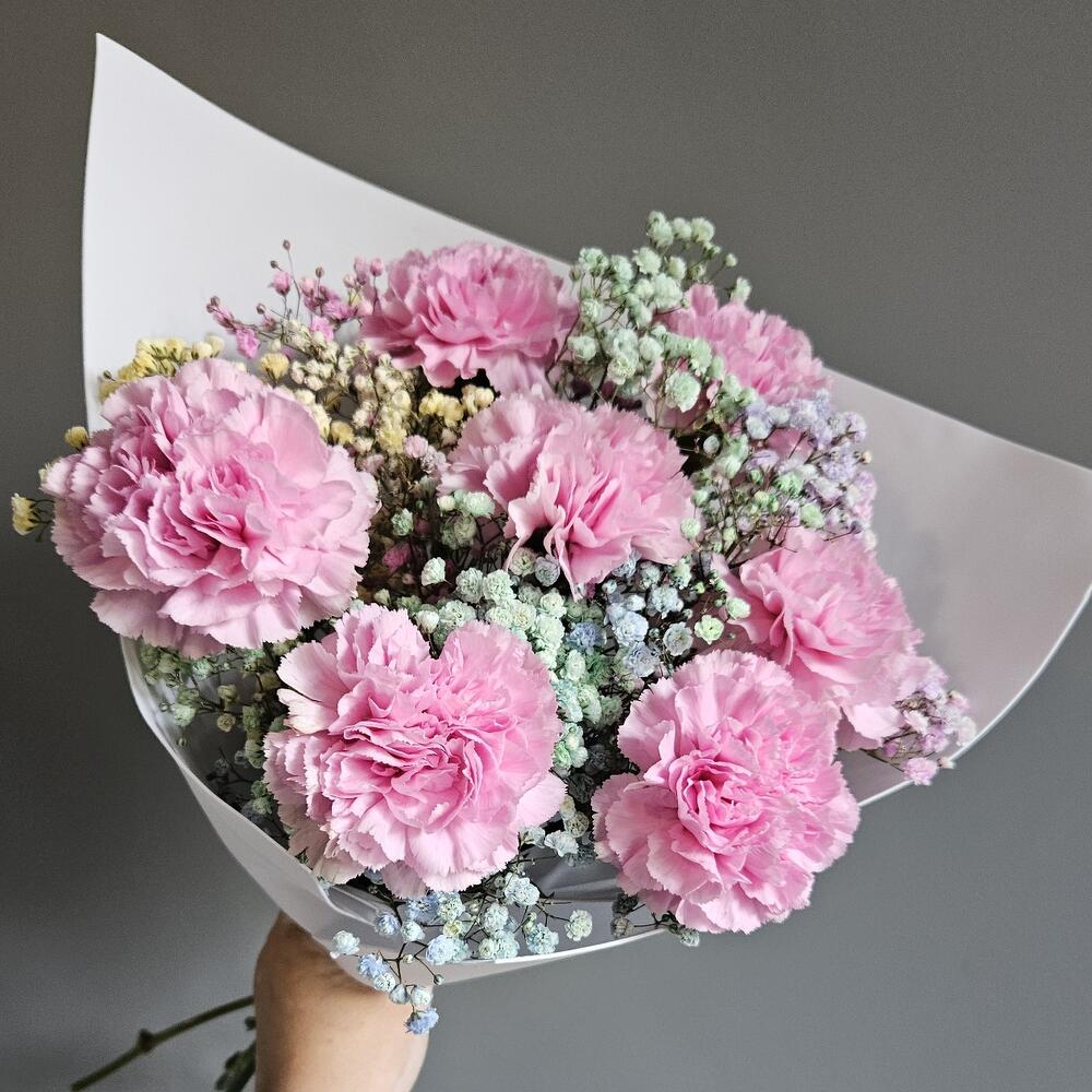 Букет с диантусами и гипсофилой