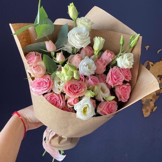 Авторский букет с кустовой розой и лизиантусом