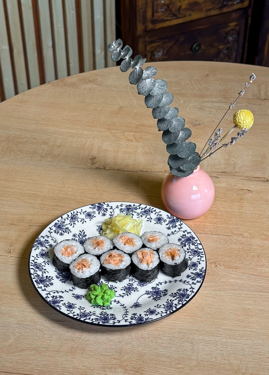 Маки с копченым лососем