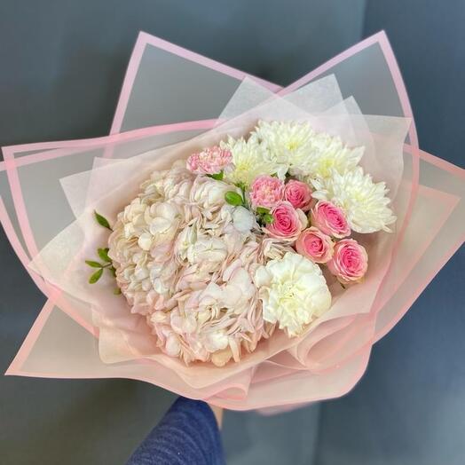 Букет с розовой гортензией
