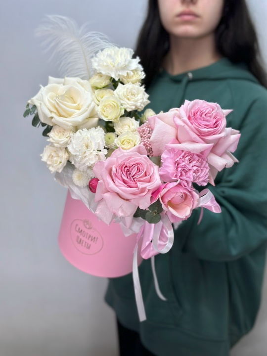 Белые кустовые розы ,эквадорские розы с диантусами в коробке