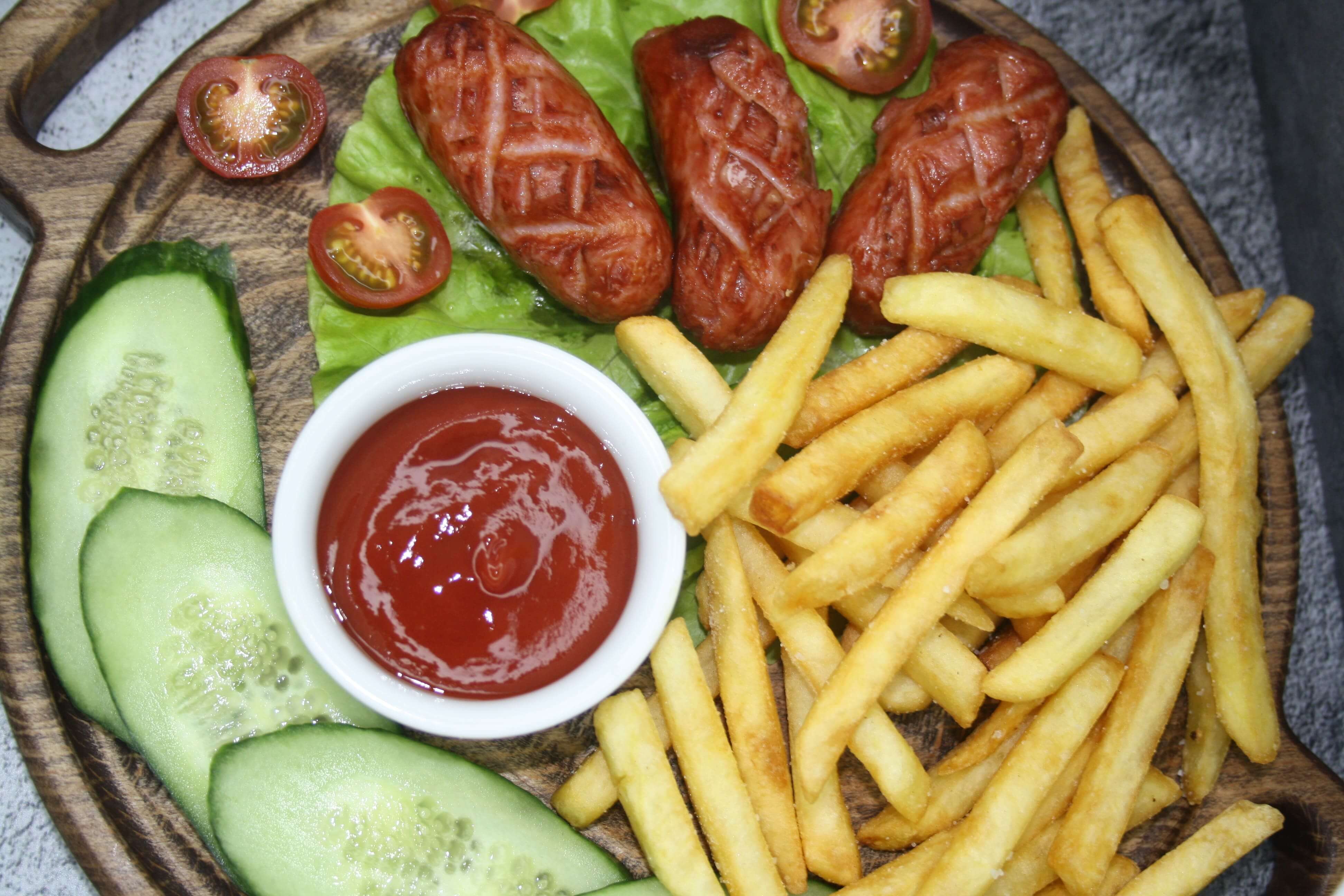 Фри с сосисочками и овощами