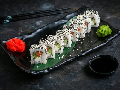 Ролл Черный и белый лосось в кунжуте