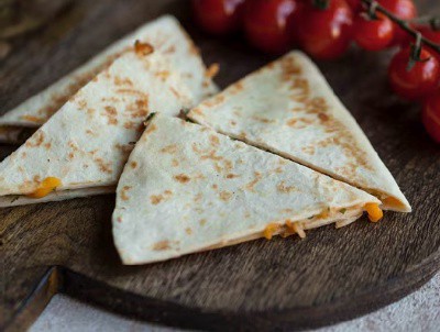 Кесадилья с курицей.