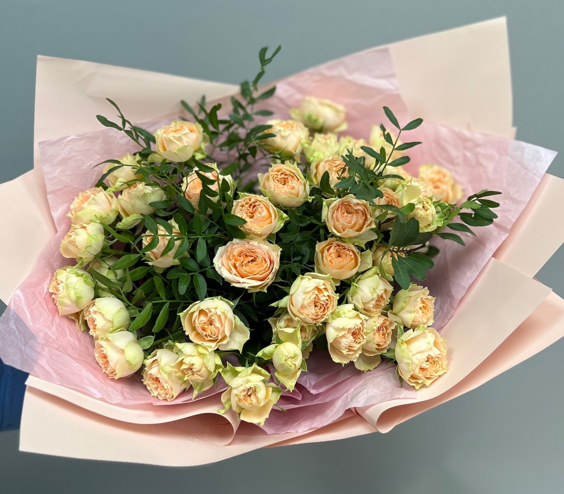 Букет из нежных кустовых роз.