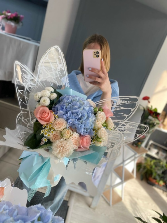 Оригинальный букет с кустовыми пионовидными розами и гортензией