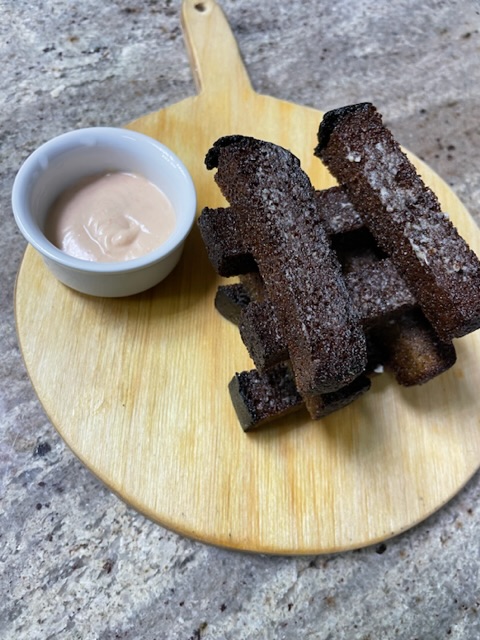 Чесночные гренки с соусом