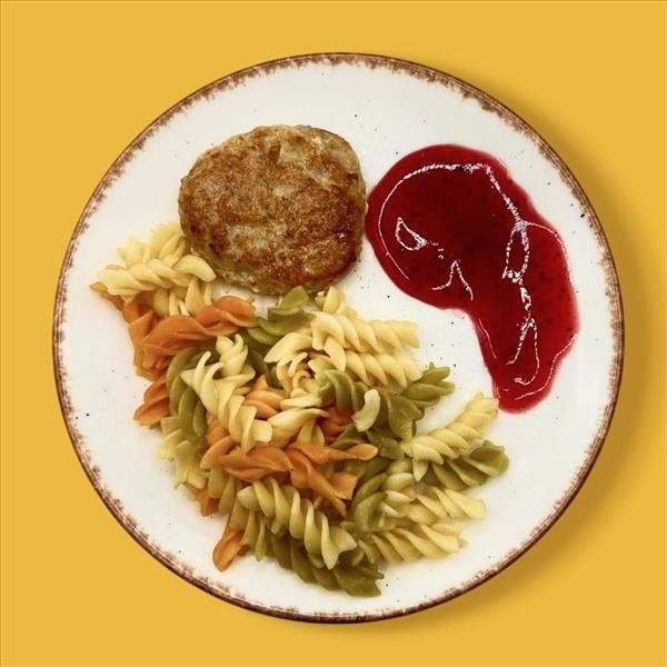 Макароны с куриной котлеткой и брусничным соусом