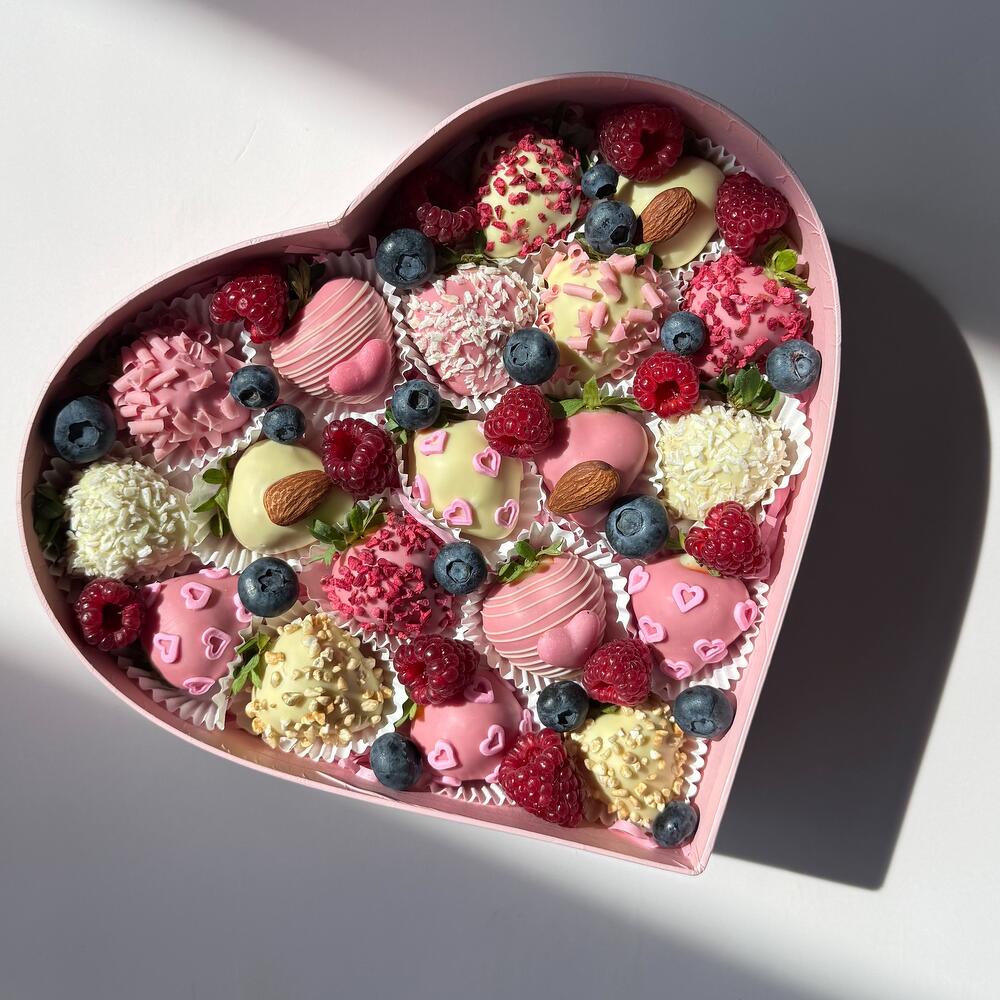 Клубника в шоколаде "Сочные ягоды", сердце, размер М