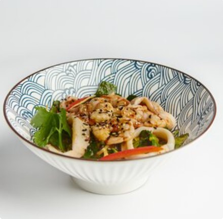 Салат с морепродуктами и грибами вешенки по-тайски