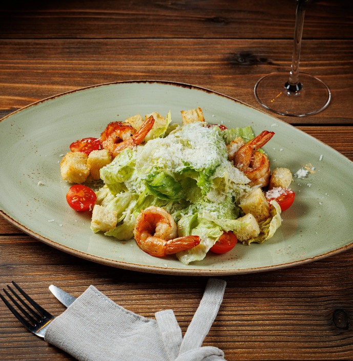 Цезарь с тигровыми креветками-гриль