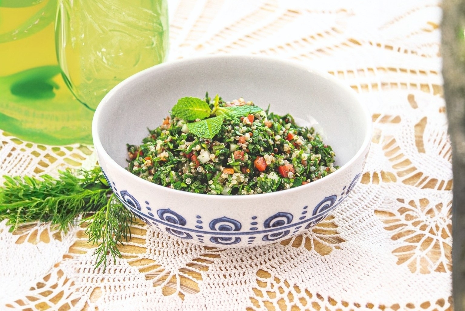 Салат Табуле из киноа с местной зеленью и свежими овощами