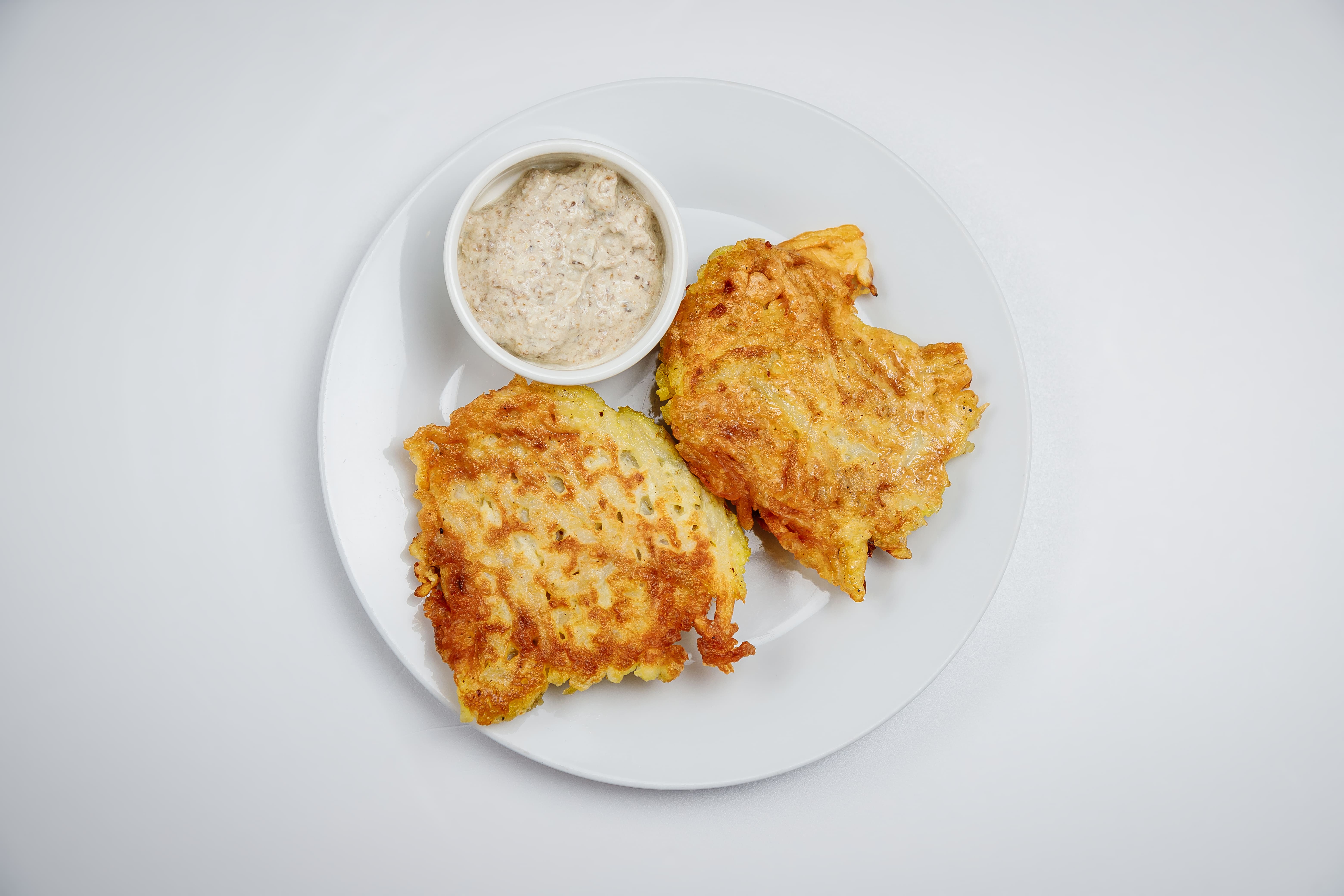 Деруны с грибным соусом