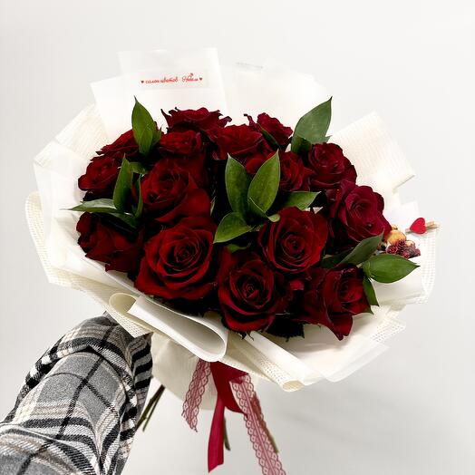 Букет «Эквадор» из премиальных роз и рускуса