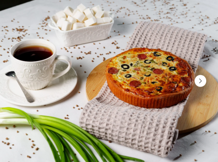 Киш с колбасками, картофелем и зеленым лучком