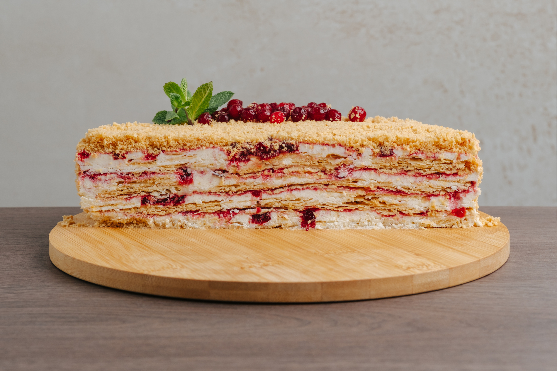 Наполеон с брусникой кусочек