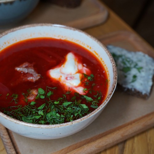 Фирменный борщ с черным хлебом и салом