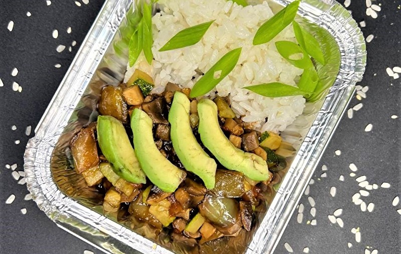 Wok c овощами (яичная лапша)