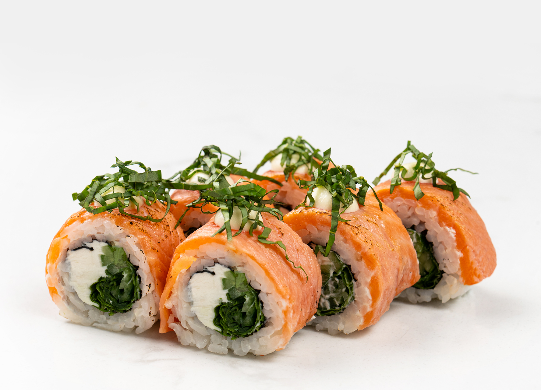 Ролл Филадельфия с пармезаном и базиликом