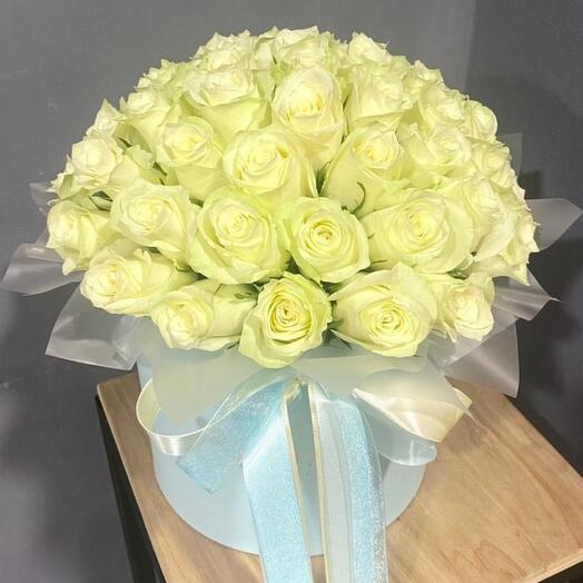 51 белая роза в коробке