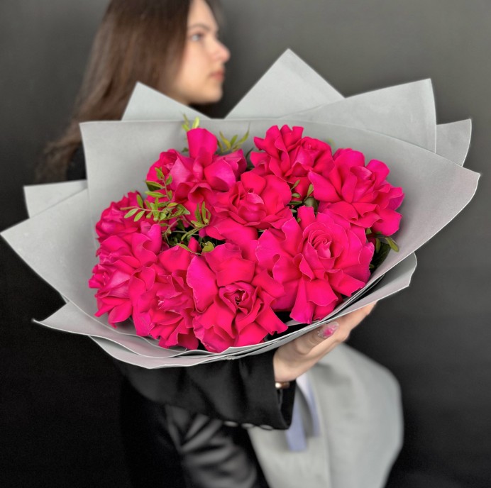 Букет ярких ажурных роз