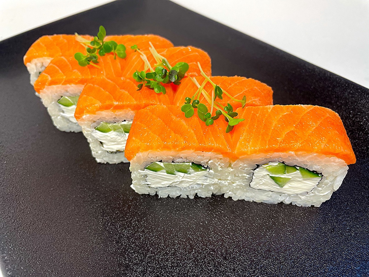 Ролл Филадельфия с огурцом