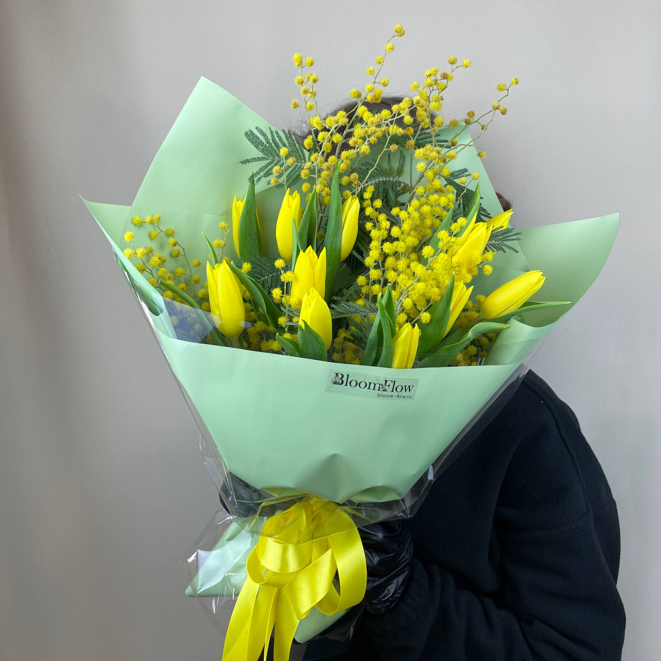 Букет из тюльпанов и мимозы