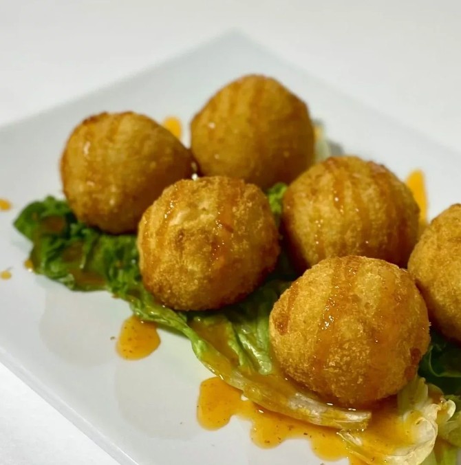 Рисовые шарики с креветкой и соусом Манго-чили