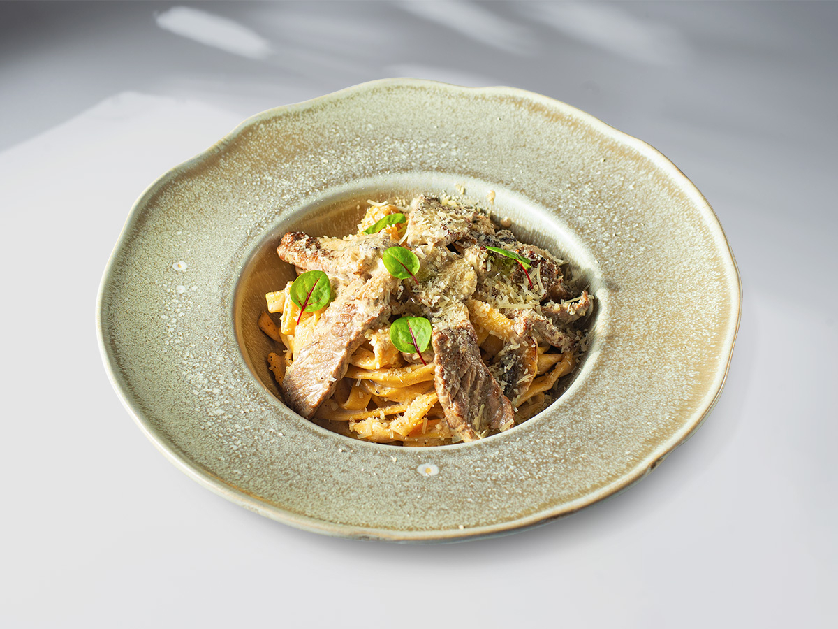 Паста с говядиной в сливочно-перечном соусе