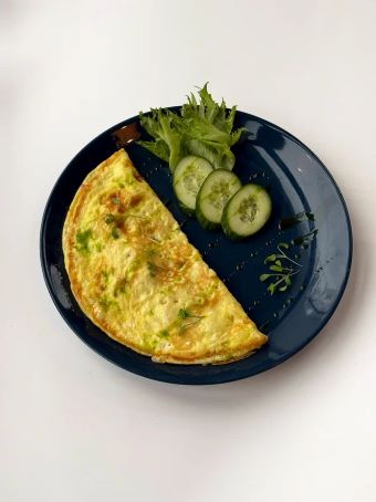 Омлет с ветчиной, сыром и зеленью