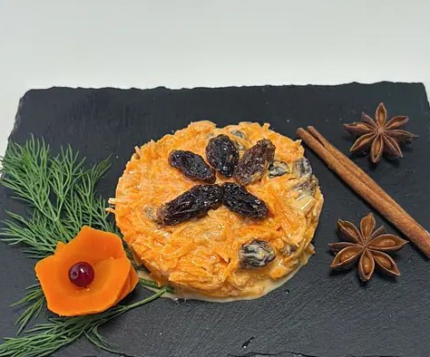 Салат Сказка из моркови с изюмом